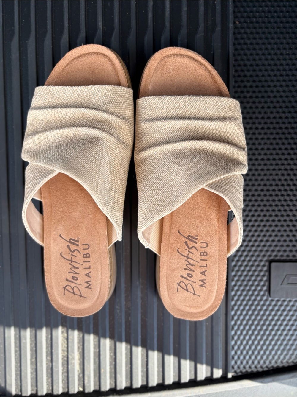 Blowfish Malibu Women's Beige Crossover Slide Sandals-new-worn for 1 hour!